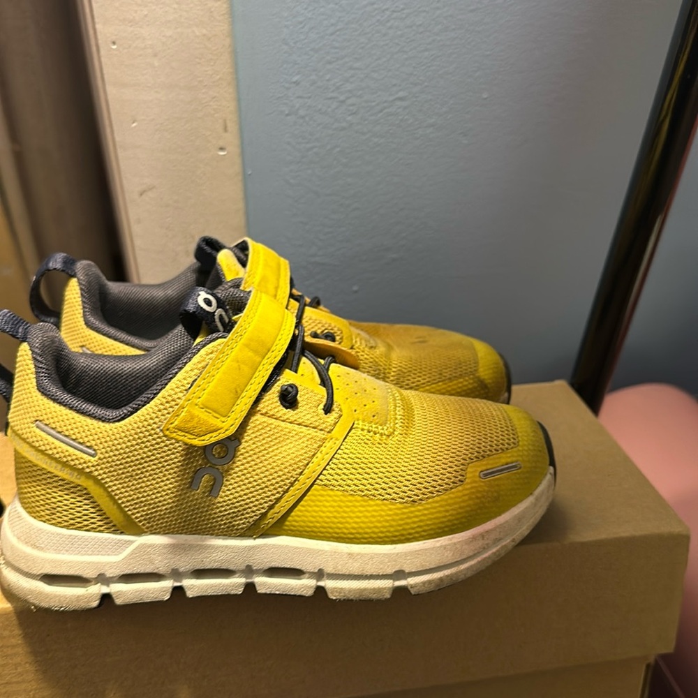 Kids On cloud sneakers